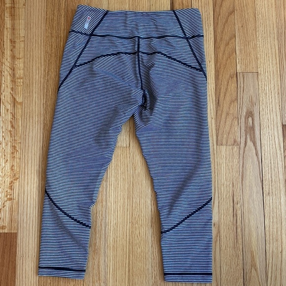Zella crop leggings in black gray white parallel stripes flattering size medium - Picture 2 of 6